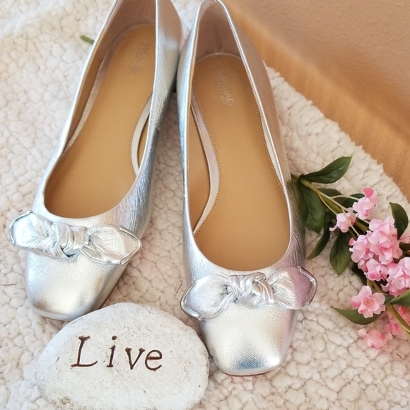 Michael Kors Shoes - 🖤Darling Michael Kors silver shoes🖤